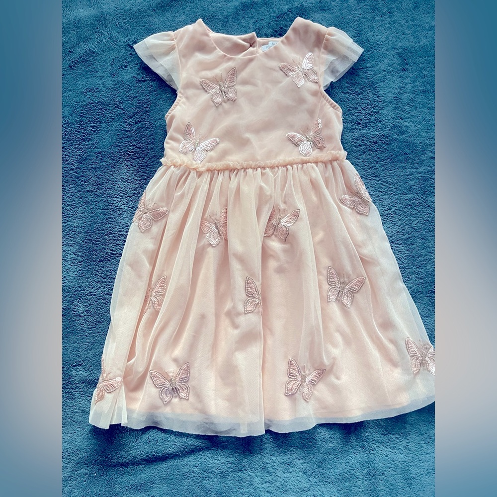 Very beautiful dress for litter girls. Great outfit for any occasion